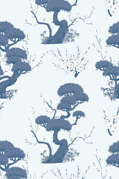 Le décor à plat : pins taillés bleu ardoise et branches de cerisier en fleurs blanches sur fond bleu pâle.