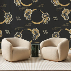 Papier peint panoramique Carpes Dorées sur Anthracite, posé sur toute la paroi d'un salon, derrière deux fauteuils en bouclette crème et un guéridon en marbre vert