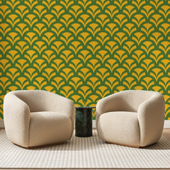 Papier peint panoramique Écailles Safran sur Vert Olive, posé sur toute la paroi d'un salon, derrière deux fauteuils en bouclette crème et un guéridon en marbre vert