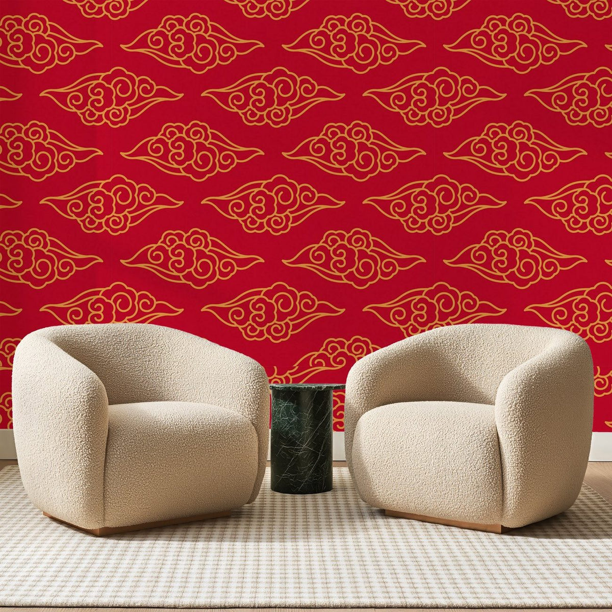 Papier peint panoramique Nuages Dorés sur Rouge Vif, posé sur toute la paroi d'un salon, derrière deux fauteuils en bouclette crème et un guéridon en marbre vert