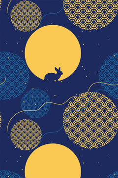 Décor à plat : fond bleu marine, lunes jaunes, lapin en silhouette et disques d'écailles dorées et bleues.