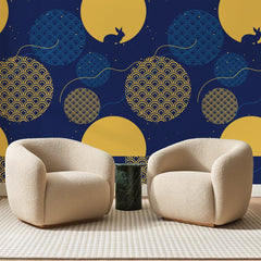 Papier peint panoramique Lune au Lapin Bleu Nuit, posé sur toute la paroi d'un salon, derrière deux fauteuils en bouclette crème et un guéridon en marbre vert