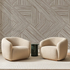 Papier peint panoramique Marqueterie de Bois Taupe, posé sur toute la paroi d'un salon, derrière deux fauteuils en bouclette crème et un guéridon en marbre vert