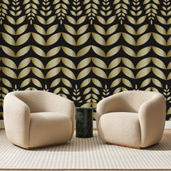 Papier peint panoramique Feuillage Doré sur Noir, posé sur toute la paroi d'un salon, derrière deux fauteuils en bouclette crème et un guéridon en marbre vert