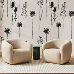 Papier peint panoramique Ombelles à l'Encre sur Crème, posé sur toute la paroi d'un salon, derrière deux fauteuils en bouclette crème et un guéridon en marbre vert