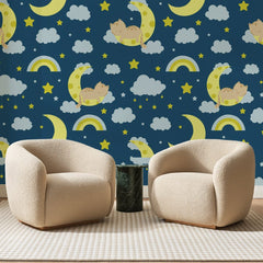 Papier peint panoramique Chats Endormis Bleu Nuit, posé sur toute la paroi d'un salon, derrière deux fauteuils en bouclette crème et un guéridon en marbre vert