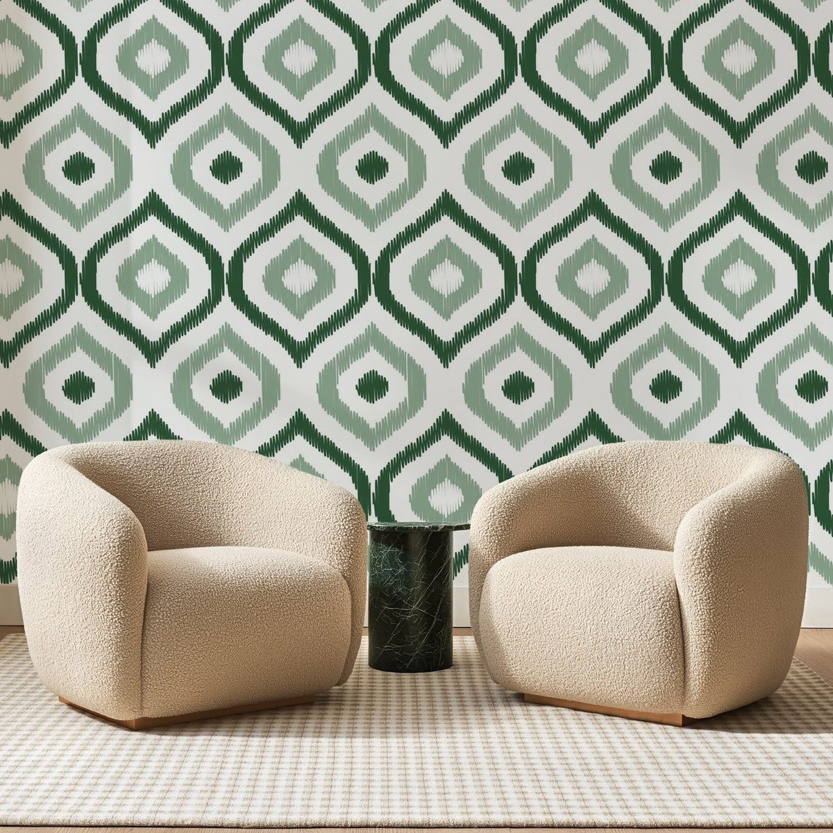 Papier peint panoramique Ogives Ikat Vert Bouteille, posé sur toute la paroi d'un salon, derrière deux fauteuils en bouclette crème et un guéridon en marbre vert