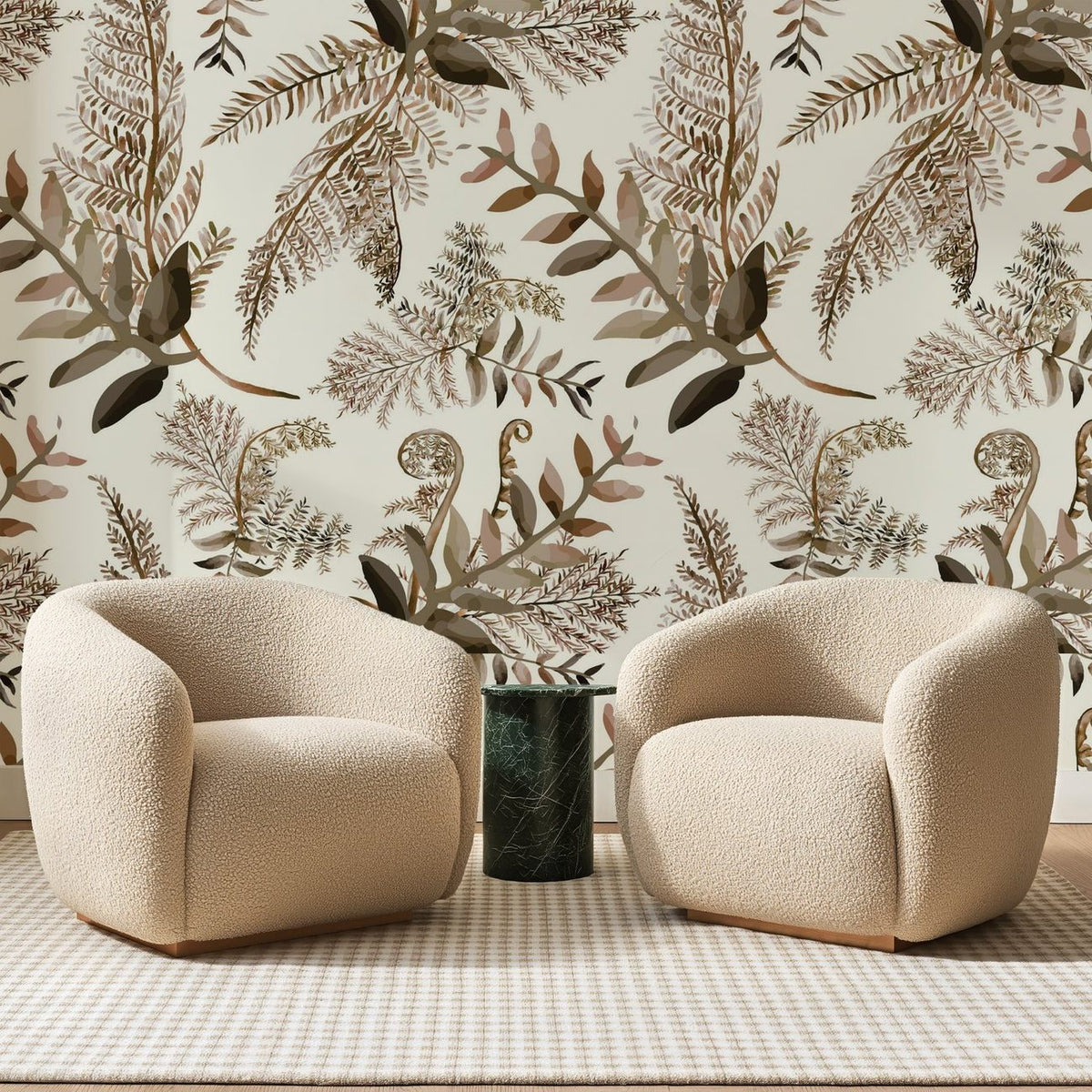 Papier peint panoramique Fougères Sépia sur Crème, posé sur toute la paroi d'un salon, derrière deux fauteuils en bouclette crème et un guéridon en marbre vert