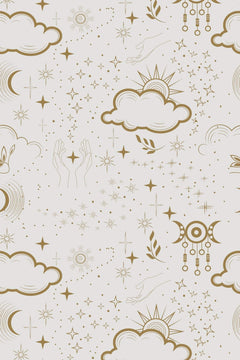 Le décor à plat : nuages, soleils, lunes et attrape-rêves au trait doré sur fond beige grège.