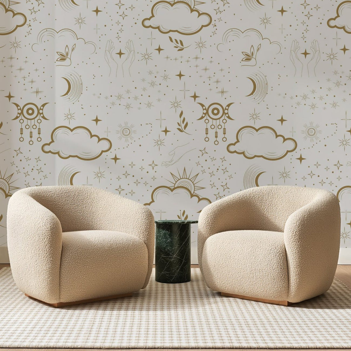 Papier peint panoramique Ciel Bohème Doré, posé sur toute la paroi d'un salon, derrière deux fauteuils en bouclette crème et un guéridon en marbre vert