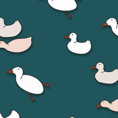 Gros plan de l'impression montrant le contour net d'un canard blanc et l'aplat orange de son bec sur le bleu foncé