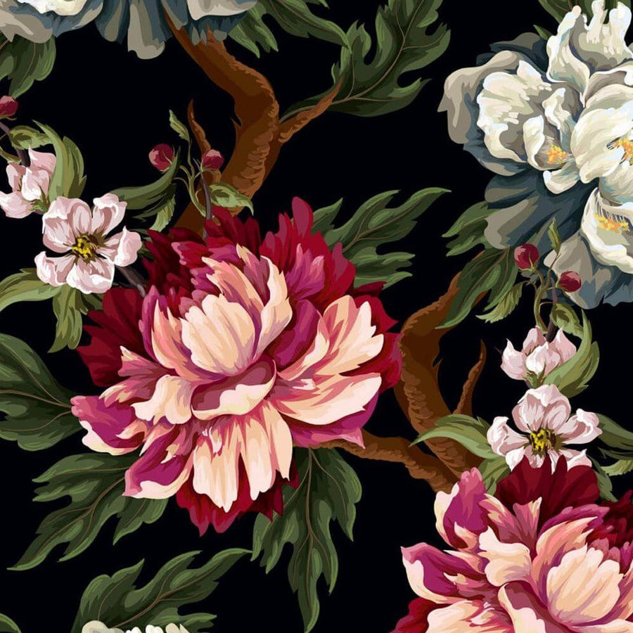 Gros plan de l'impression : pétales framboise éclaircis vers le pêche et petite fleur de pommier rose pâle à cœur jaune, sur le noir.