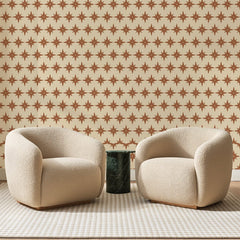 Papier peint panoramique Étoiles Cannelle sur Crème, posé sur toute la paroi d'un salon, derrière deux fauteuils en bouclette crème et un guéridon en marbre vert