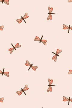 Décor à plat : libellules corail au corps brun dispersées en diagonale sur un fond rose poudré uni