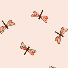 Gros plan de l'impression montrant les fines rayures claires des ailes corail et le trait brun du corps