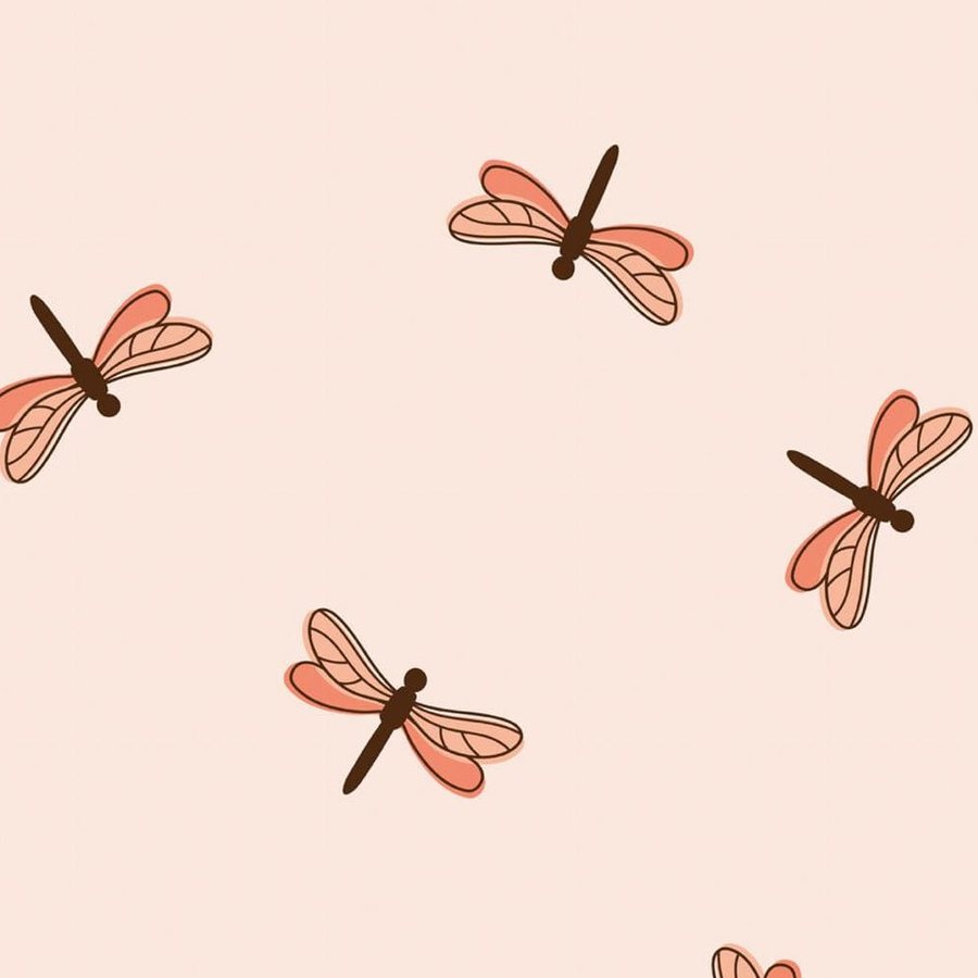 Gros plan de l'impression montrant les fines rayures claires des ailes corail et le trait brun du corps