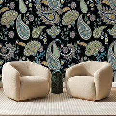 Papier peint panoramique Cachemire Noir et Sauge, posé sur toute la paroi d'un salon, derrière deux fauteuils en bouclette crème et un guéridon en marbre vert
