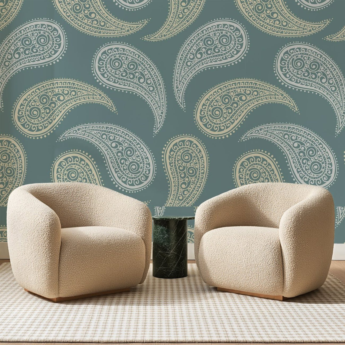 Papier peint panoramique Cachemire Vert de Gris, posé sur toute la paroi d'un salon, derrière deux fauteuils en bouclette crème et un guéridon en marbre vert