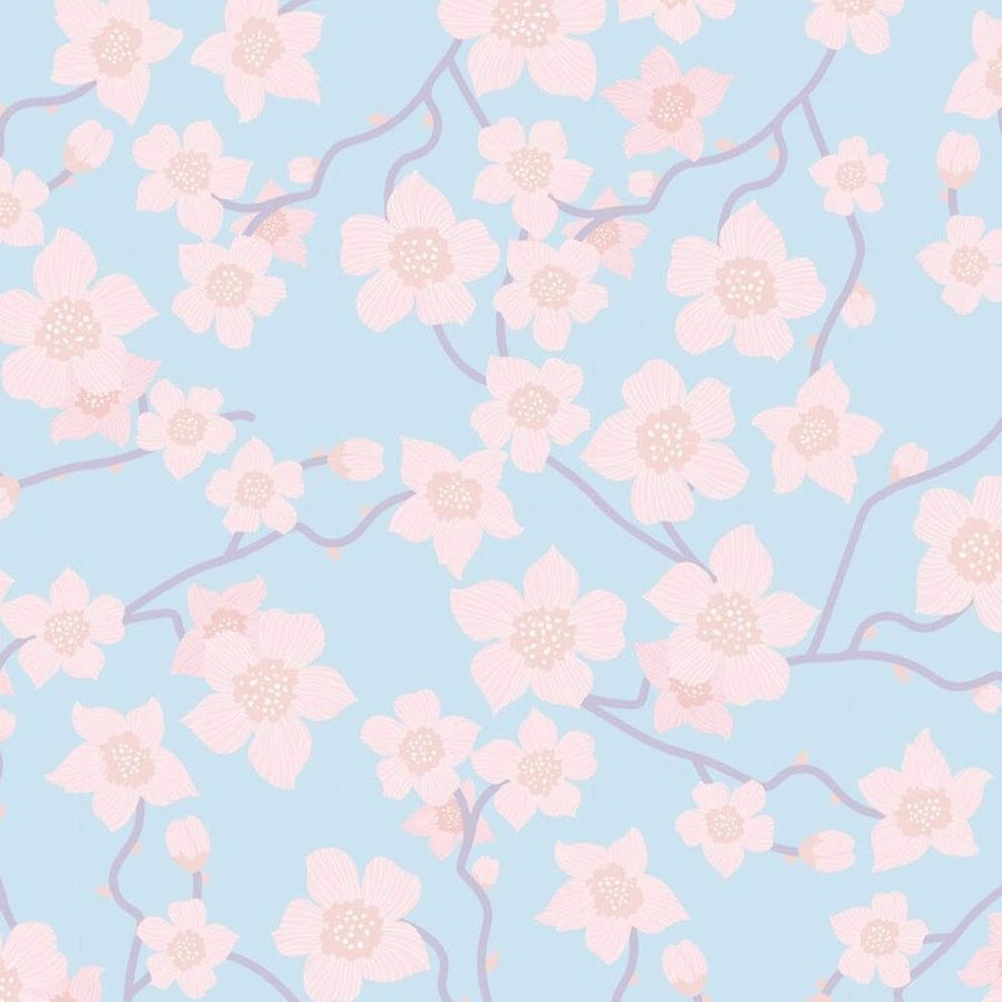 Gros plan de l'impression : les cinq pétales roses d'une fleur et son cœur plus soutenu sur le bleu clair.