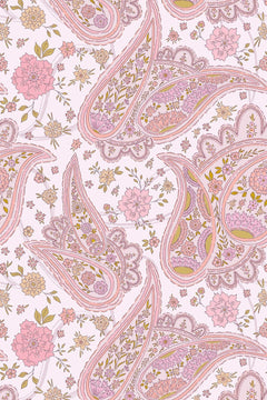 Le décor à plat : grandes gouttes de cachemire festonnées remplies de fleurs roses, mauves et moutarde sur un fond rose pâle.