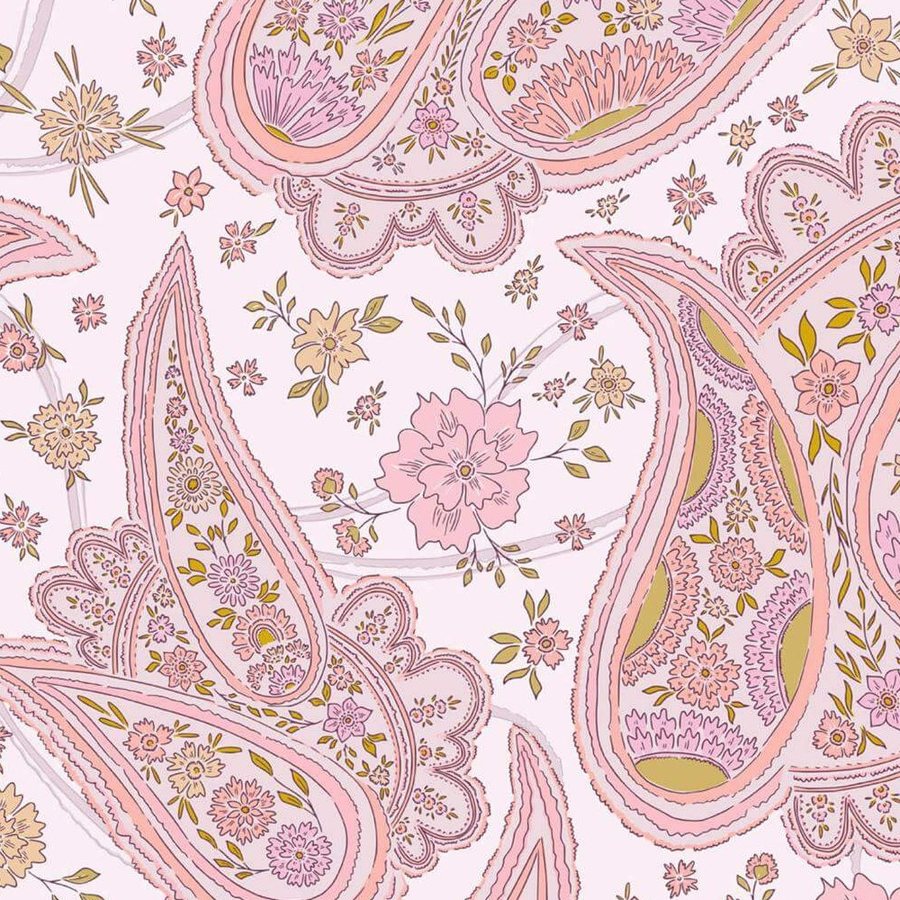 Gros plan de l'impression : une pivoine rose au cœur d'une goutte et le liseré clair qui en borde le feston.