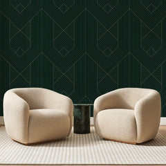 Papier peint panoramique Chevrons Nervurés Vert Émeraude, posé sur toute la paroi d'un salon, derrière deux fauteuils en bouclette crème et un guéridon en marbre vert
