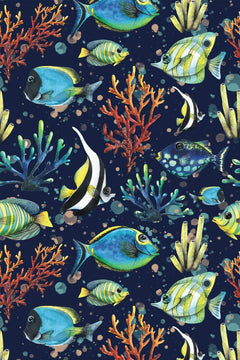 Le décor à plat: poissons tropicaux turquoise et jaunes, coraux rouges et algues vertes sur un fond bleu nuit.