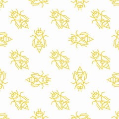 Gros plan sur l'impression : trait jaune doré d'une aile triangulaire et d'une antenne courbe sur le blanc.