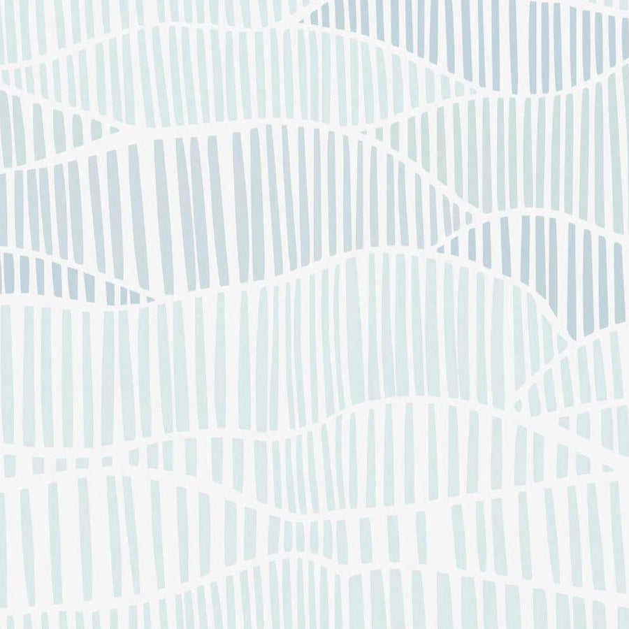 Gros plan de l'impression : bâtonnets bleu pâle d'épaisseur inégale séparés par des filets blancs, au bord d'une vague plus bleu gris.