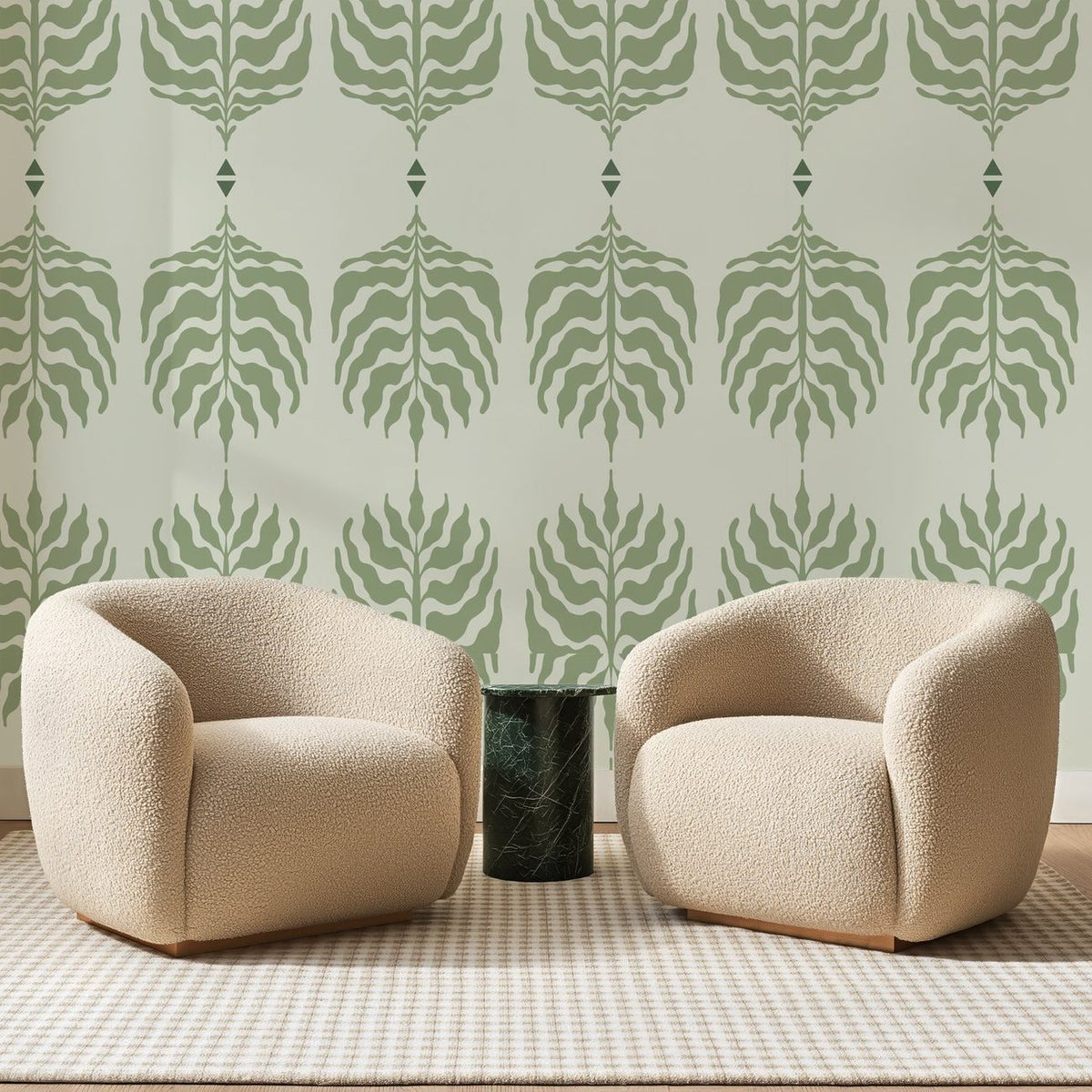 Papier peint panoramique Palmettes Vert Sauge sur Ivoire, posé sur toute la paroi d'un salon, derrière deux fauteuils en bouclette crème et un guéridon en marbre vert