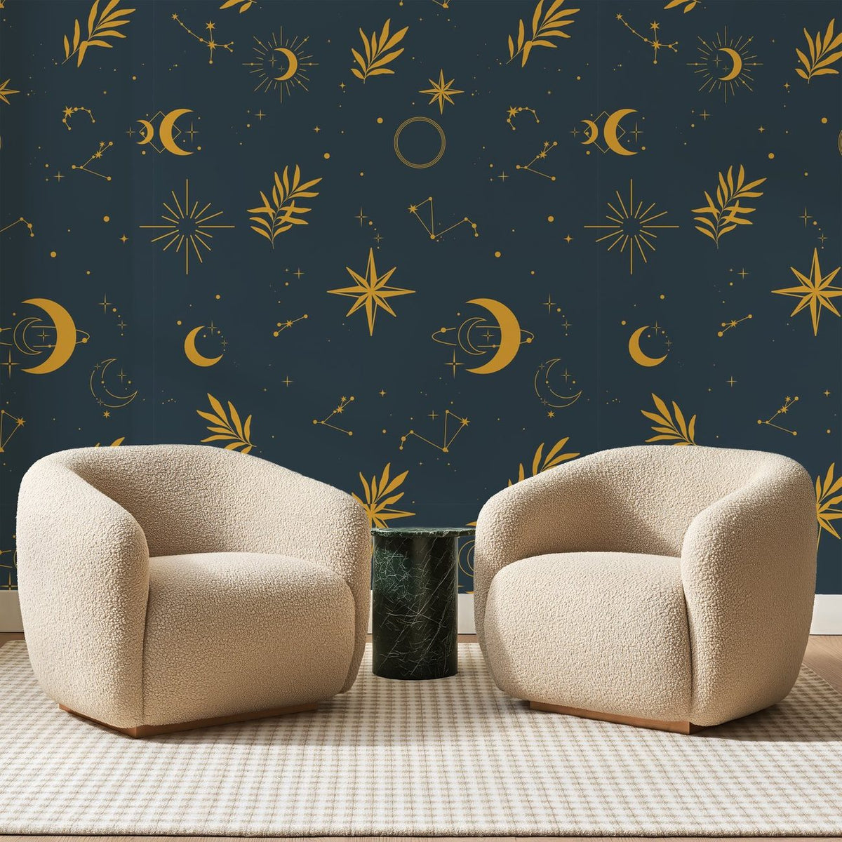 Papier peint panoramique Constellations d'Or sur Ardoise, posé sur toute la paroi d'un salon, derrière deux fauteuils en bouclette crème et un guéridon en marbre vert