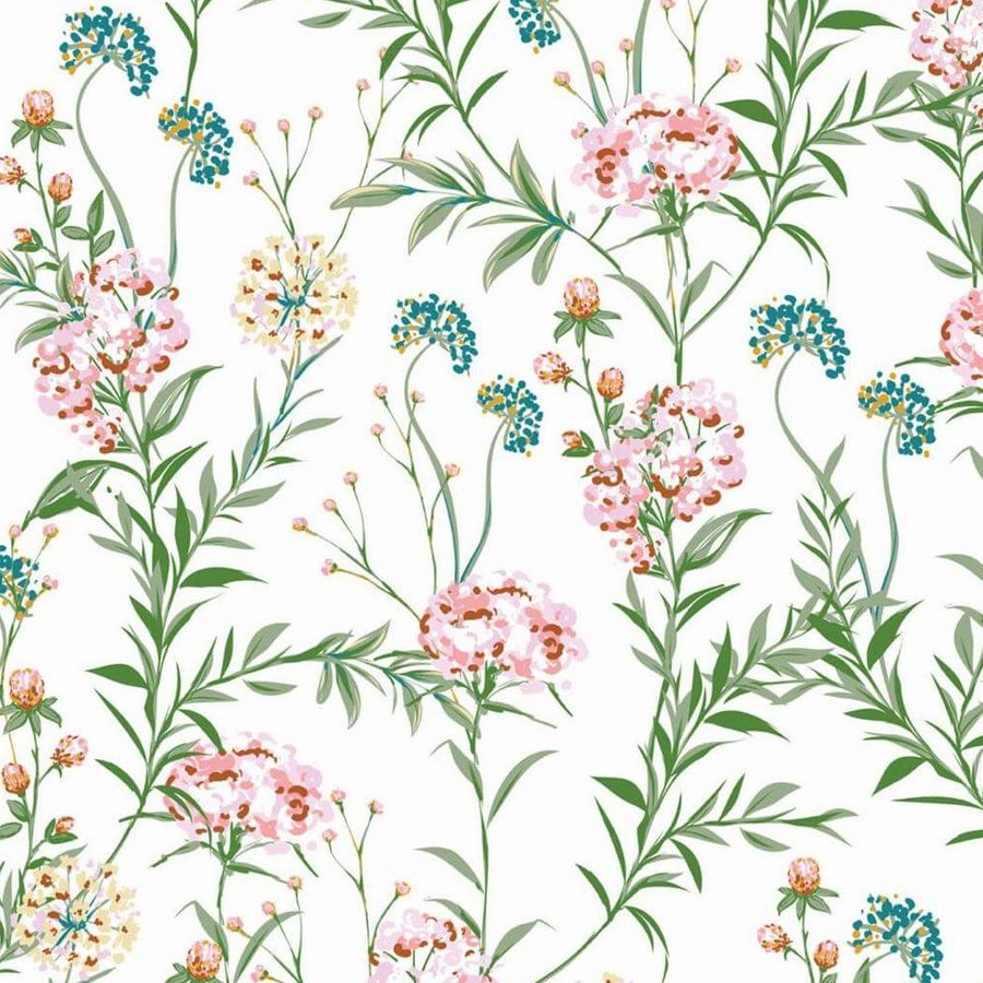 Gros plan sur les pétales roses et les traits d'encre verts d'une tige imprimée.