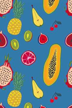 Le décor à plat : ananas jaune, papaye orange, fruit du dragon rose, figues violettes et kiwis sur fond bleu franc