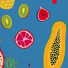 Gros plan de l'impression : écailles triangulaires de l'ananas et chair mouchetée du fruit du dragon sur le fond bleu