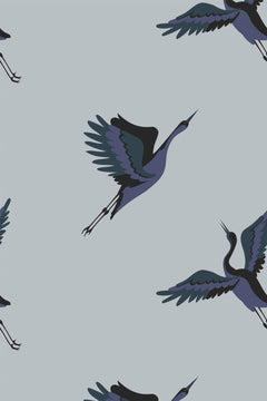 Décor à plat : fond gris bleuté clair et grandes grues au corps violet, ailes bleu-vert et noires.