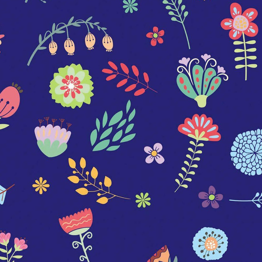 Gros plan de l'impression : pompon bleu ciel en petites écailles et fleur orange abricot au cœur bleu pointillé, en aplats nets sur l'indigo.