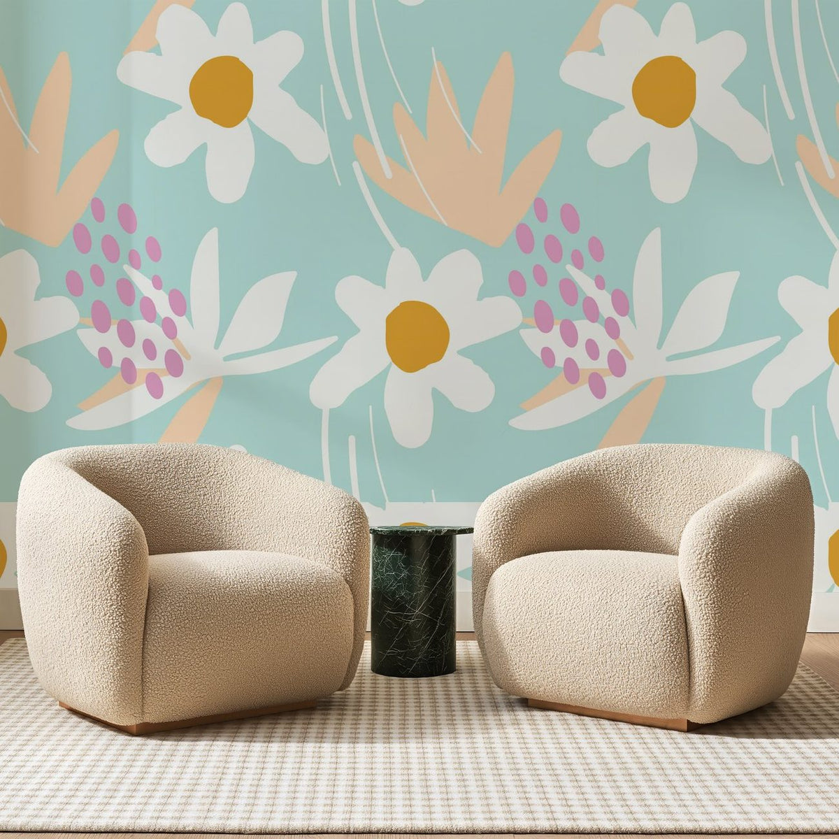 Papier peint panoramique Marguerites Sur Fond Menthe, posé sur toute la paroi d'un salon, derrière deux fauteuils en bouclette crème et un guéridon en marbre vert