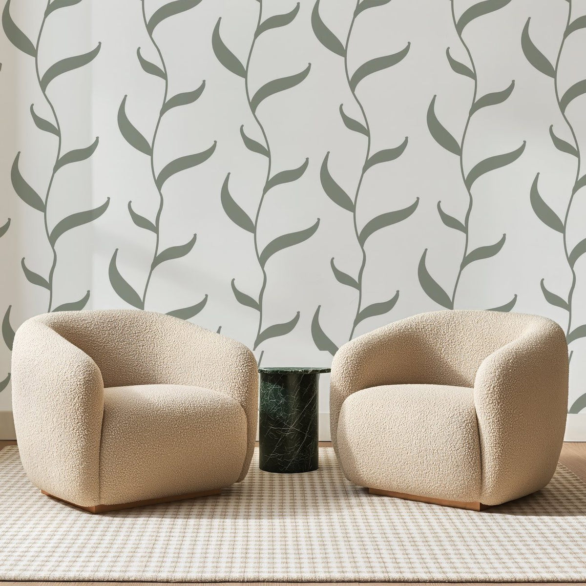 Papier peint panoramique Lianes Sauge sur Blanc, posé sur toute la paroi d'un salon, derrière deux fauteuils en bouclette crème et un guéridon en marbre vert