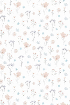 Décor à plat : semis clairsemé de fleurs beige rosé, de clochettes bleu ciel et de fleurs mauve pâle sur fond blanc