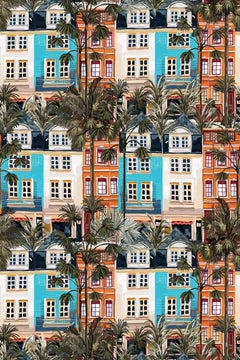 Le décor à plat : façades orange terracotta, turquoise et crème, volets, balcons en fer et palmiers dattiers.