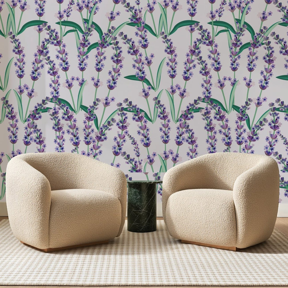 Papier peint panoramique Brins De Lavande Violet, posé sur toute la paroi d'un salon, derrière deux fauteuils en bouclette crème et un guéridon en marbre vert