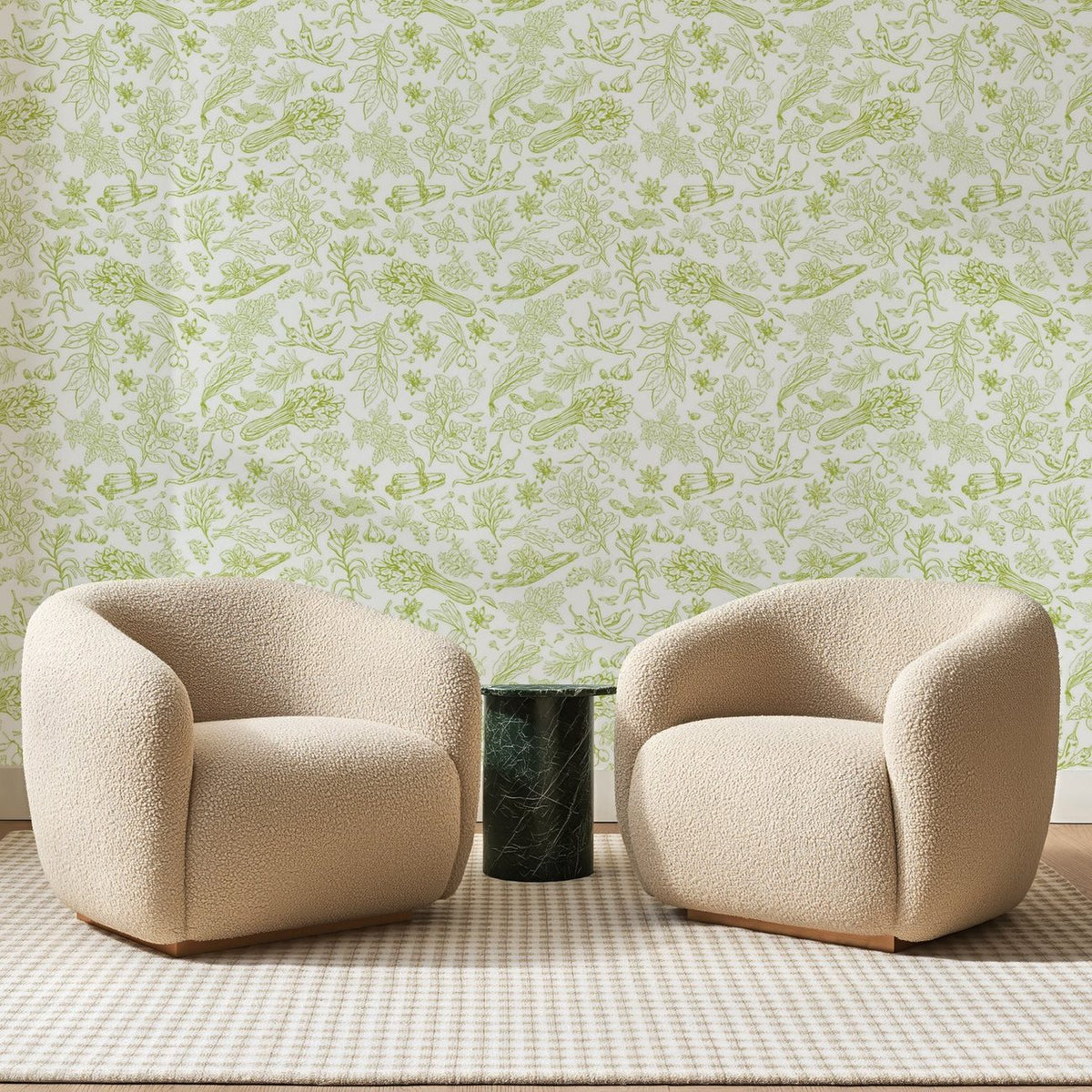 Papier peint panoramique Potager au Trait Vert Anis, posé sur toute la paroi d'un salon, derrière deux fauteuils en bouclette crème et un guéridon en marbre vert