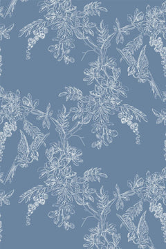 Le décor à plat : branches, feuilles, baies et oiseaux dessinés au trait blanc sur un fond bleu fumé.