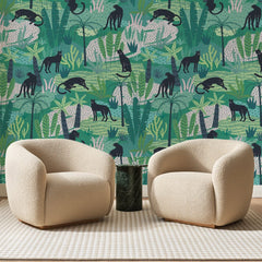 Papier peint panoramique Panthères en Jungle Émeraude, posé sur toute la paroi d'un salon, derrière deux fauteuils en bouclette crème et un guéridon en marbre vert