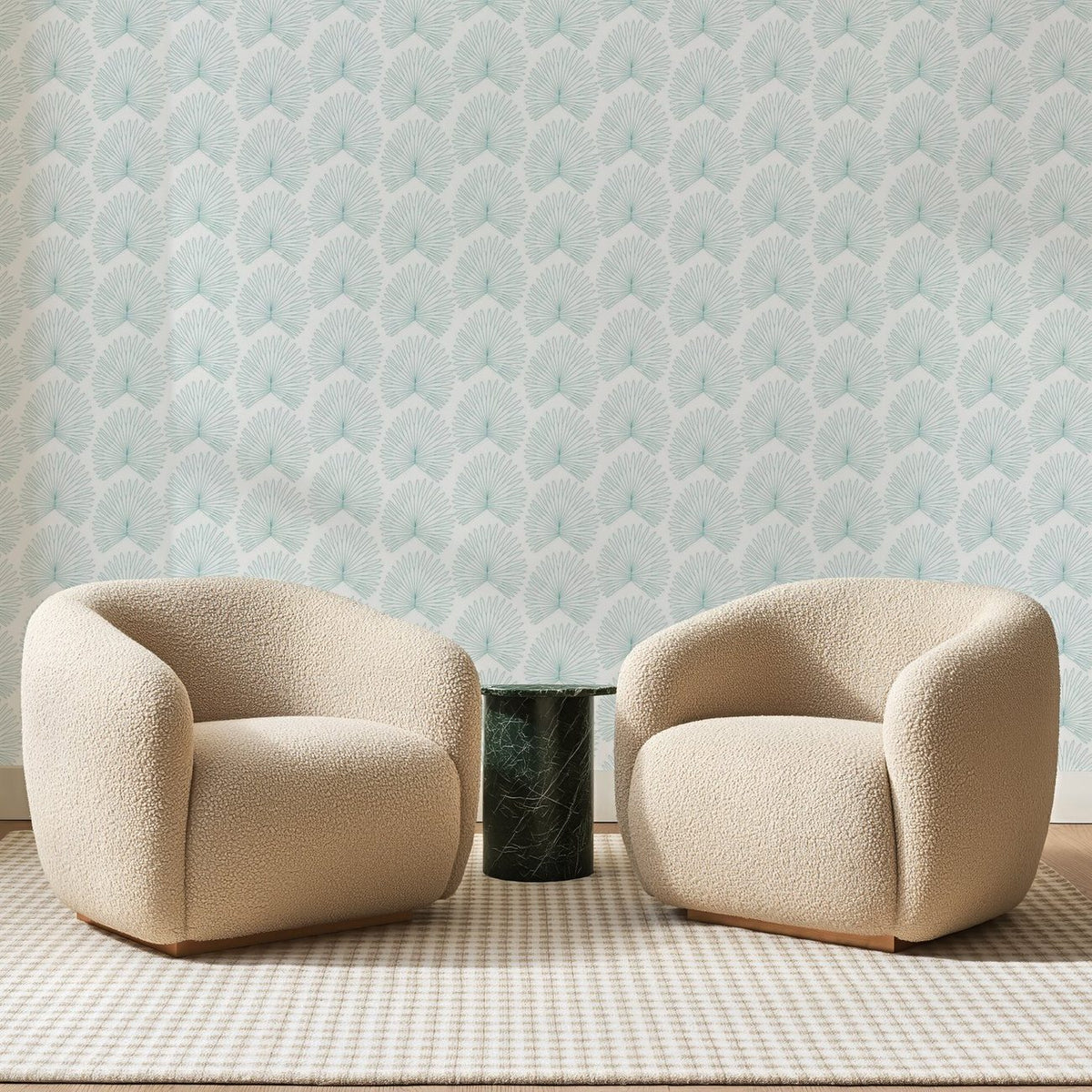 Papier peint panoramique Petites Palmes Vert d'Eau, posé sur toute la paroi d'un salon, derrière deux fauteuils en bouclette crème et un guéridon en marbre vert