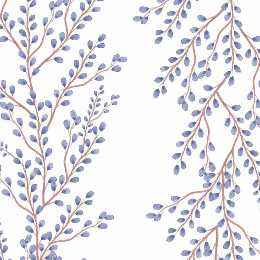 Gros plan sur quelques bourgeons lavande et une tige brun rosé imprimés sur blanc.
