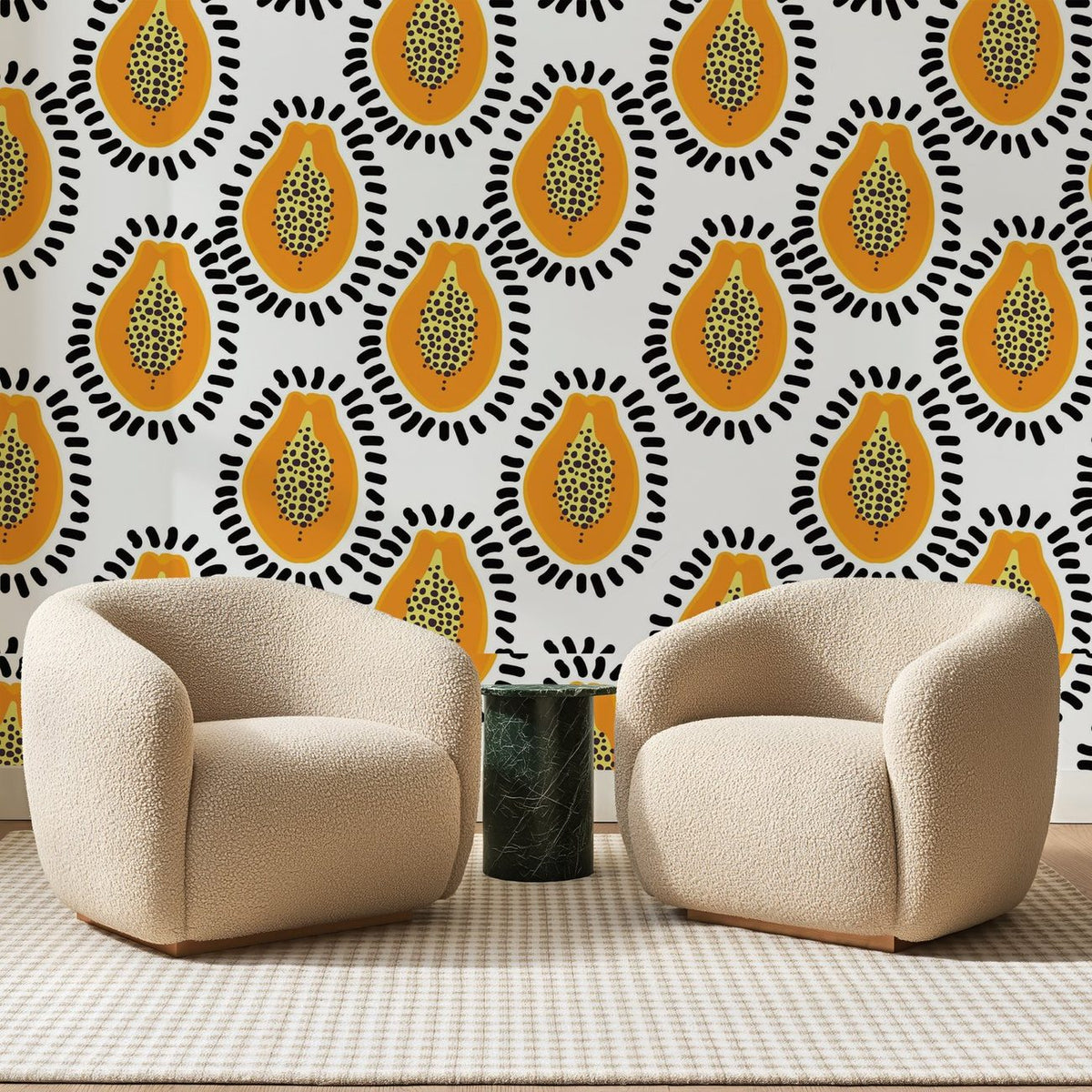 Papier peint panoramique Papayes Orange sur Blanc, posé sur toute la paroi d'un salon, derrière deux fauteuils en bouclette crème et un guéridon en marbre vert