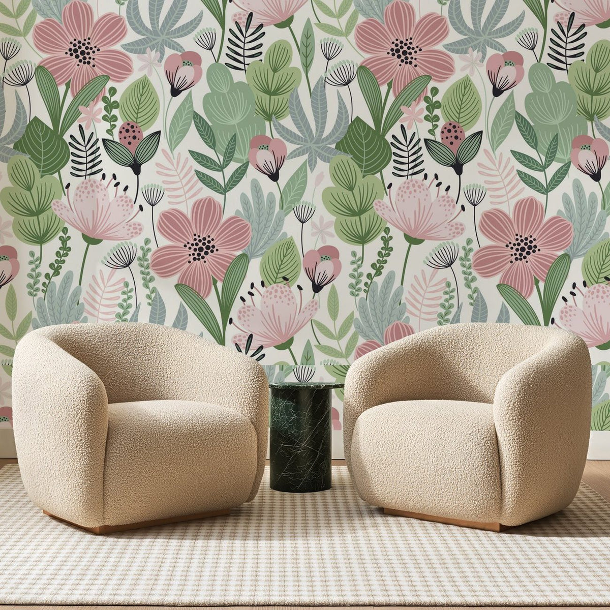 Papier peint panoramique Prairie Pastel Rose Et Vert, posé sur toute la paroi d'un salon, derrière deux fauteuils en bouclette crème et un guéridon en marbre vert
