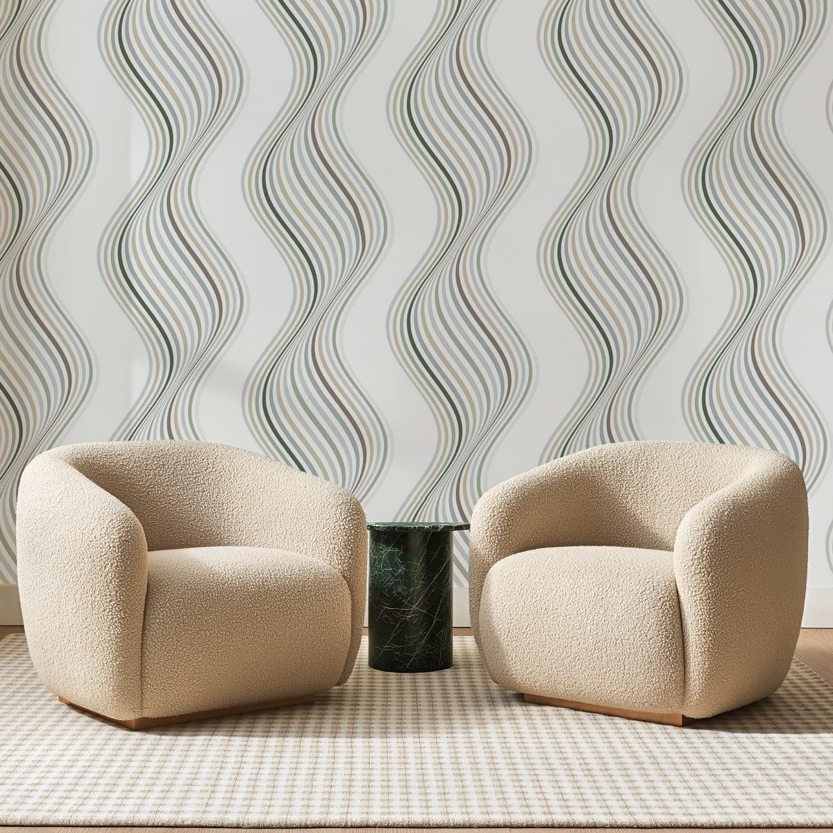Papier peint panoramique Ondes Fines Gris Perle, posé sur toute la paroi d'un salon, derrière deux fauteuils en bouclette crème et un guéridon en marbre vert