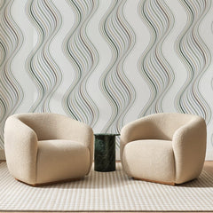 Papier peint panoramique Ondes Fines Gris Perle, posé sur toute la paroi d'un salon, derrière deux fauteuils en bouclette crème et un guéridon en marbre vert